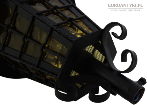 starodawna lampa ogrodowa w kolorze czarnym