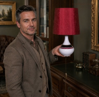 Sygnowana stołowa lampa porcelanowa Fürstenberg z czerwonym abażurem