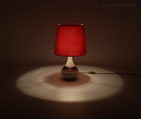 lampa retro z purpurową dekoracją