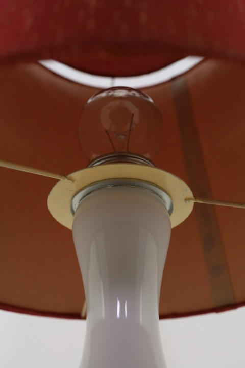 lampa z czarnym i purpurowym wzorem