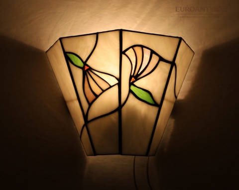 lampa ścienna z perłowym szkłem tiffany