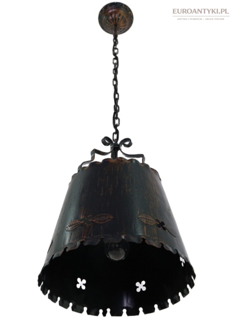 stara lampa wisząca z łańcuchem