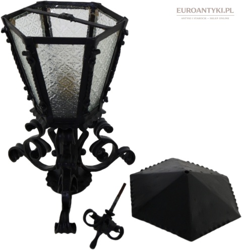 duża antyczna lampa przy furtce vintage