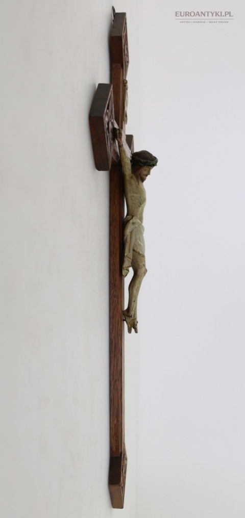 rzeźbiony krucyfiks z Jezusem Chrystusem