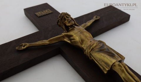 duży ciemnobrązowy krzyż ścienny z połowy xx wieku