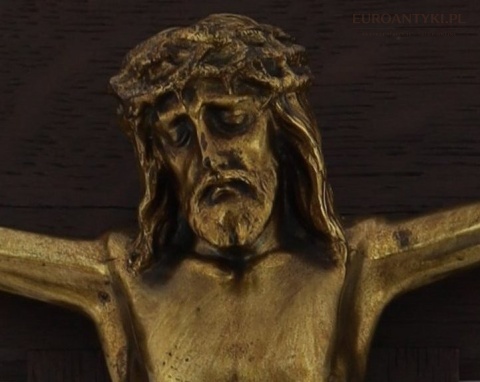 stary krzyż wiszący z Jezusem