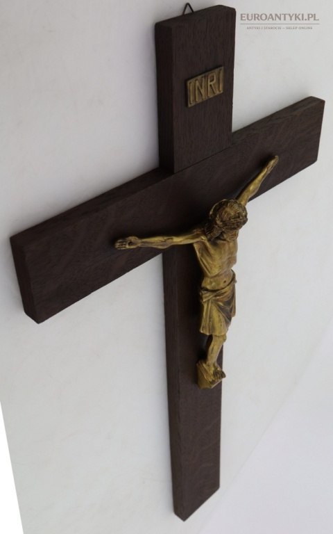 mosiężna figura Jezusa na drewnianym krzyżu