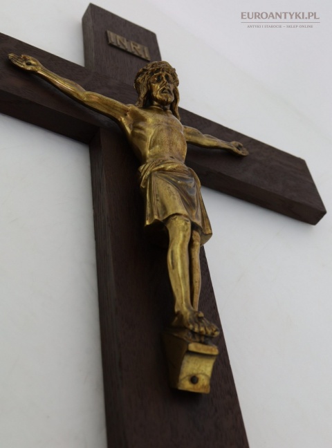 potężny stary krzyż sakralny z mosiądzu i dębu
