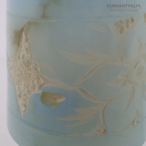 pastelowa niebieska lampka vintage z balustrową podstawą