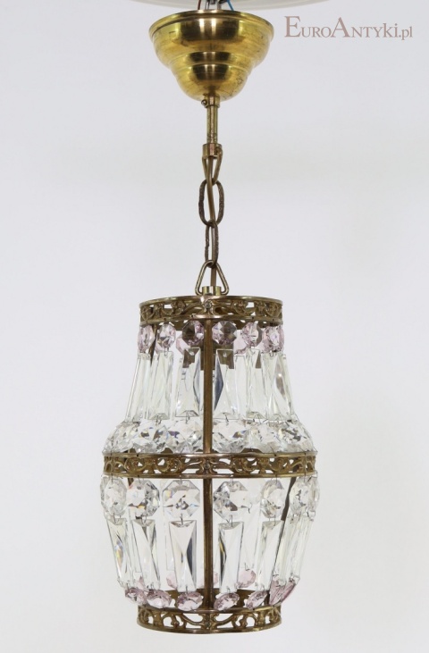 lampa kryształowa w aranżacji eleganckiej biblioteki