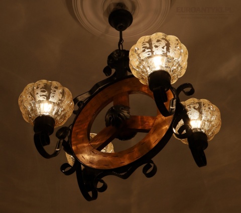 rustykalna lampa vintage z czterema kloszami