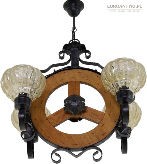 lampa góralska z drewnianym kołem