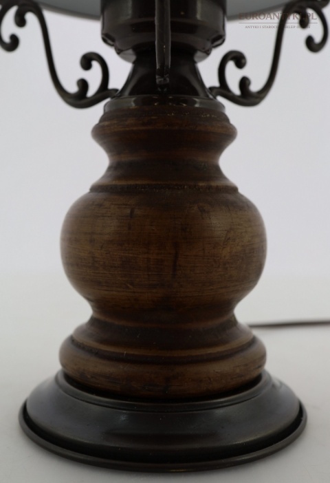 lampa rustykalna z drewnianą podstawą