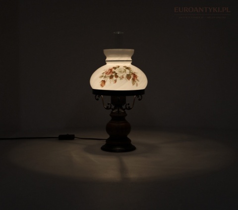 lampka vintage z dekoracją różaną