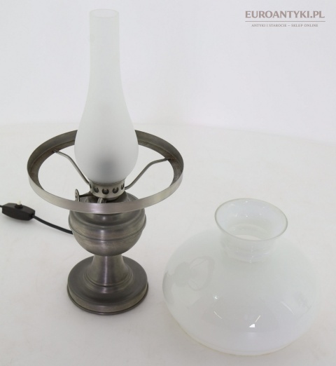 lampa stołowa z mlecznym kloszem