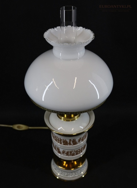 stołowa lampa z mlecznym szklanym kloszem