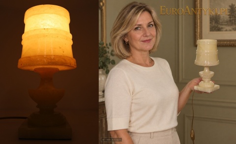 zapalona lampka alabastrowa oraz prezentacja w dłoni na wizualizacji AI