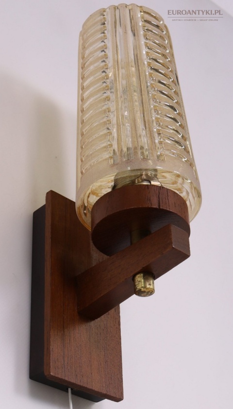 Kinkiet mid-century modern z mosiężnymi detalami