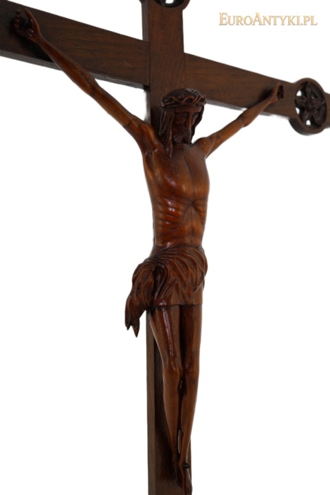 rzeźbiona figura Chrystusa na drewnianym krzyżu, widok ukośny