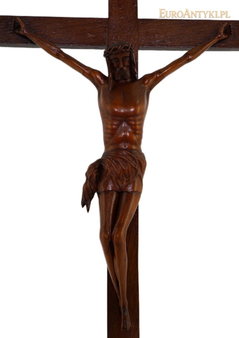 figura Chrystusa z drapowaną przepaską na drewnianym krzyżu