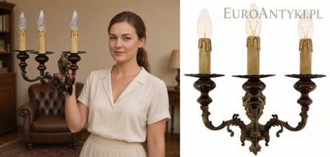 trójpunktowy kinkiet neorokoko z masywnego mosiądzu pokazany w eleganckim wnętrzu vintage