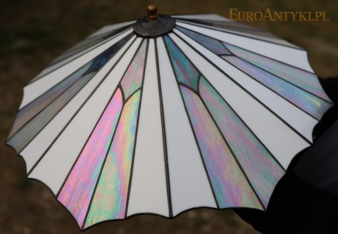 Zdjęcie na podwórku: rzeczywiste różowe i zielone refleksy szkła plafonu