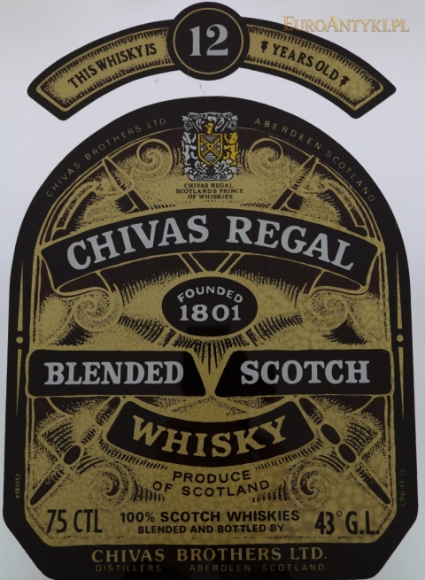 zbliżenie grafiki Chivas Regal na lustrze z herbem i napisem Blended Scotch Whisky