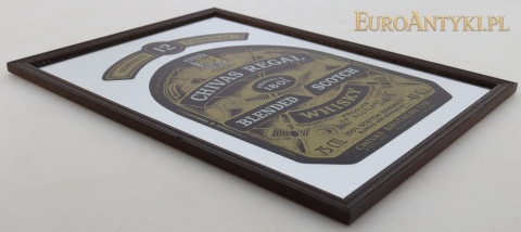 szyld reklamowy Chivas Regal w drewnianej ramce, ukośny widok całego przedmiotu
