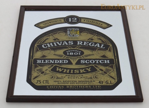 lustrzany szyld Chivas Regal z ozdobną grafiką, widok z góry pod kątem