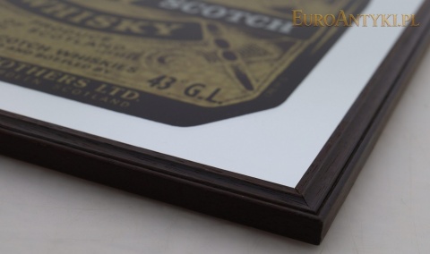 zbliżenie narożnika drewnianej ramki i lustrzanej tafli szyldu Chivas Regal
