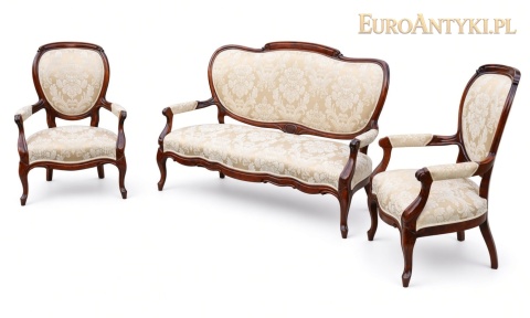 sofa i dwa mahoniowe fotele ustawione oddzielnie na białym tle