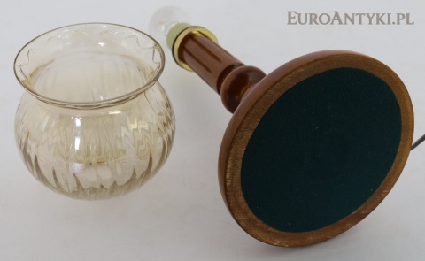 zielony filc pod stopa lampy rustykalnej