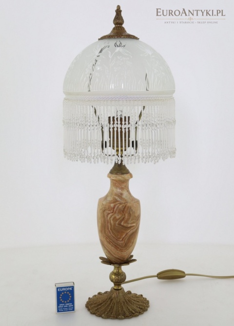 onyksowa lampa vintage z mosiężnymi zdobieniami