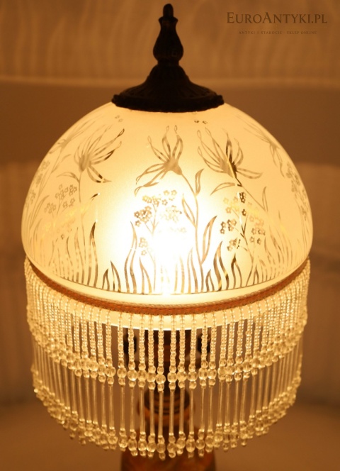 Antyczna lampa stołowa z onyksu i mosiądzu – szklany klosz z koralikami