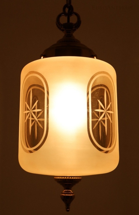 antyczna stylistyka lampy wiszącej ze złocistymi detalami