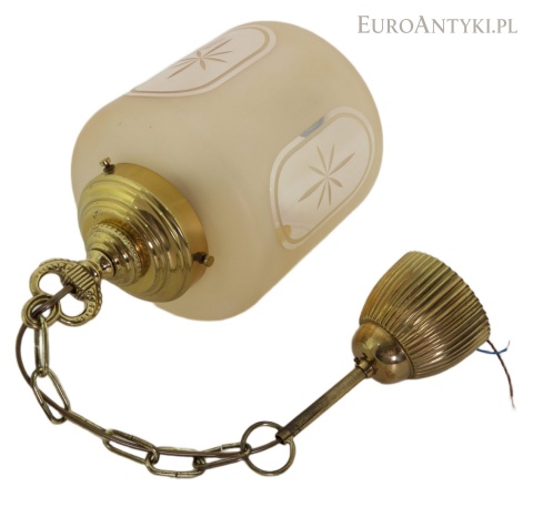 lampa sufitowa retro ze szklanym dekorowanym kloszem leżąca na białym tle