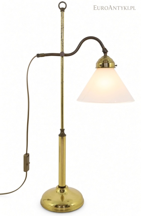 duża mosiężna lampa biurkowa vintage z mlecznym kloszem