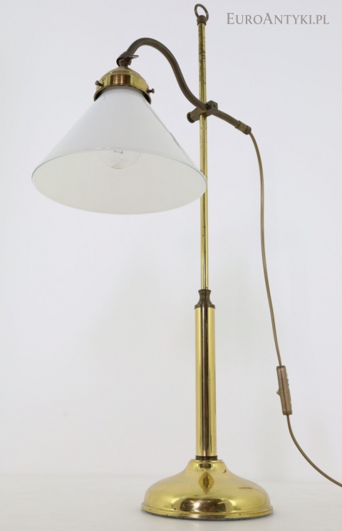 wysoka lampa vintage z białym mlecznym kloszem