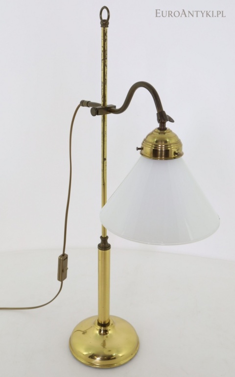 lampa gabinetowa vintage z ciepłym światłem