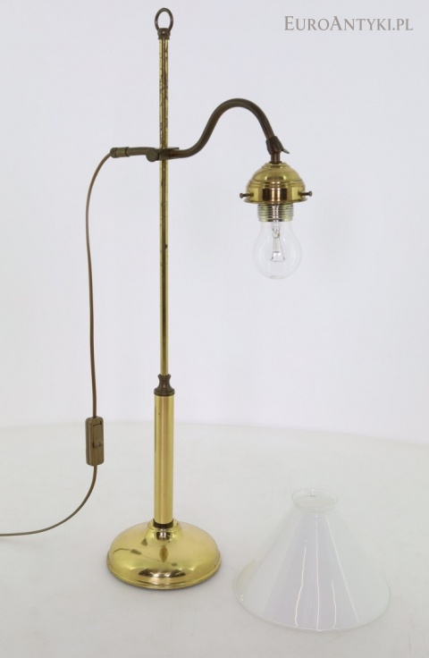 wysoka złocista lampa stołowa z mlecznym szkłem