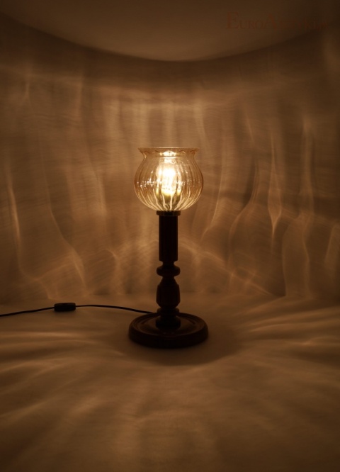 lampa vintage z dekoracyjnie toczoną podstawą