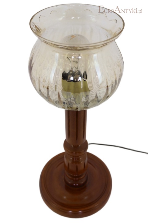 drewniana lampa stołowa z mosiężnym detalem