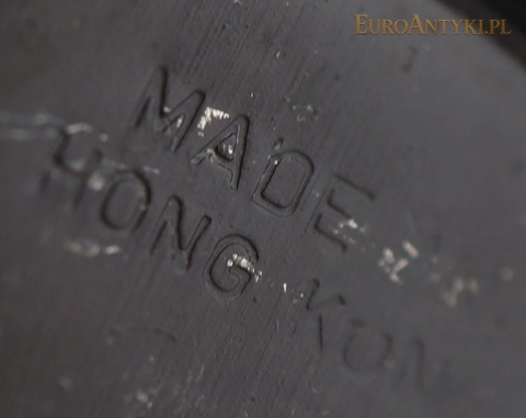 sygnatura Made in Hong Kong na spodzie lampki naftowej
