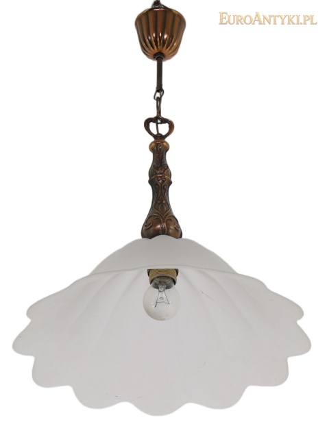 lampa w kolorze miedzi widziana od dołu na białym tle