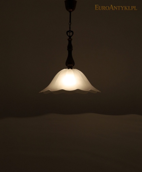 świecąca lampa wisząca z falistym kloszem w ujęciu z oddalenia