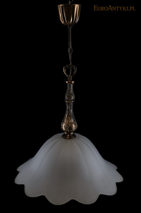 lampa z białym kloszem i miedzianą kolorystyką trzonu na czarnym tle
