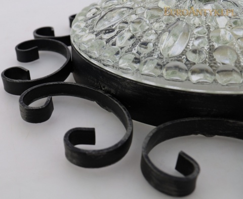 plafon retro z zawijanymi ornamentami metalowymi
