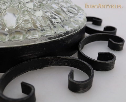 dekoracyjny plafon rustykalny z czarną metaloplastyką