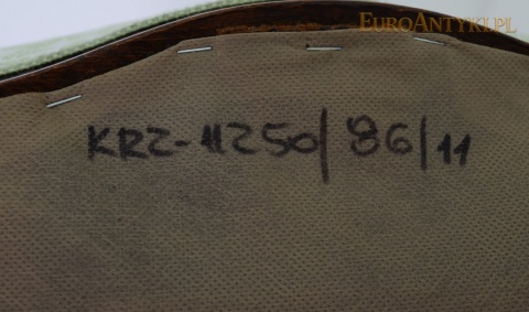 odręczne oznaczenie na materiale pod siedziskiem krzesła