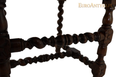 spiralne dębowe łączyny pod siedziskiem antycznego krzesła